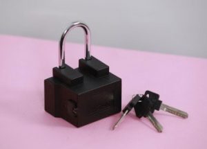 Connected padlock featuring u‑blox technology protects and tracks goods in transit