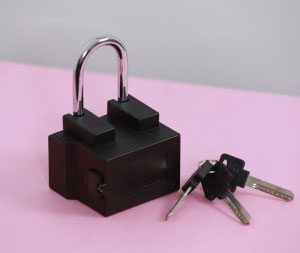 Connected padlock featuring u‑blox technology protects and tracks goods in transit