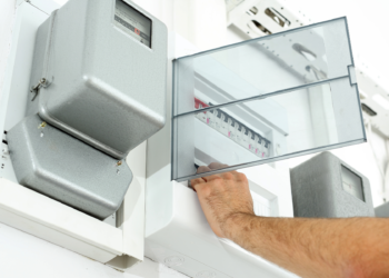 How to connect a residual-current device?