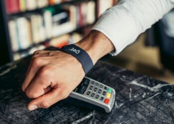 Screenless wristband enables communication and contactless payment with innovative biometrics